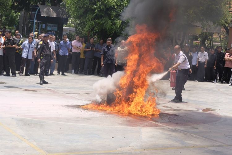 Pelatihan simulasi tanggap bencana yang diinisiasi Pemkot Surabaya.