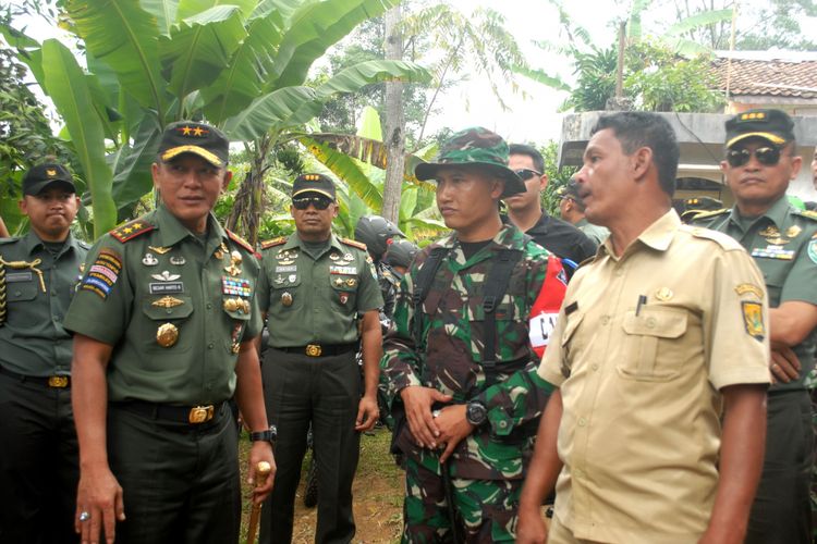 Panglima Kodam III/Siliwangi, Mayjen TNI Besar Harto Karyawan (kiri) saat meninjau lokasi TMMD di Desa Sukamanis, Kadudampit, Sukabumi, Jawa Barat, Senin (15/10/2018).