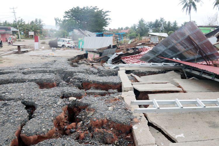 Rekahan tanah di Desa Jono Oge akibat gempa 7.4 Magnitudo. rumah-rumah warga pun hancur berserakan