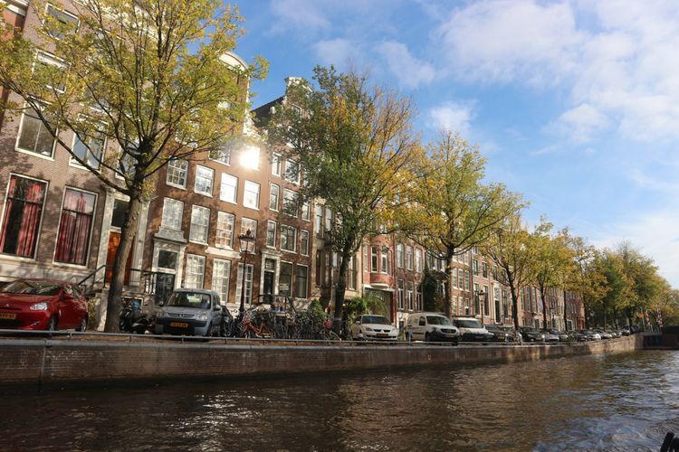 Suasana kota Amsterdam dilihat dari kapal yang berlayar di kanal.
