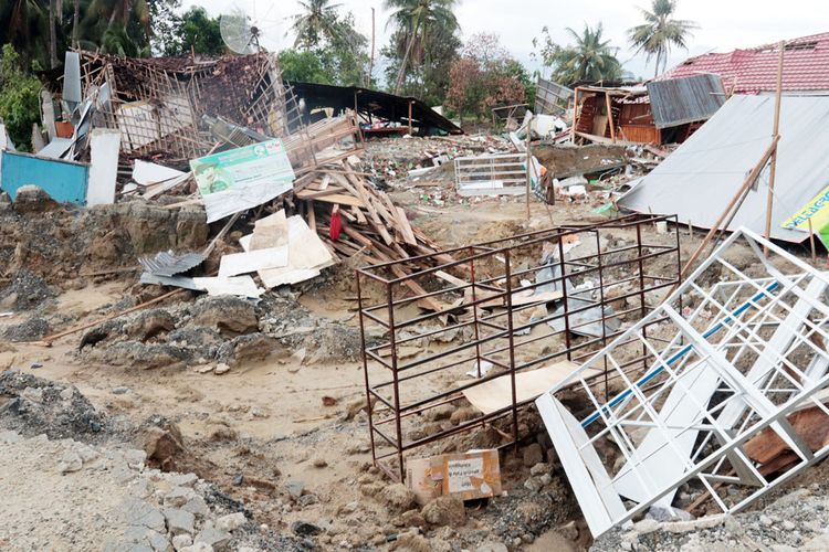 Puing-puing reruntuhan rumah warga Jono Oge Kabupaten Sigi akibat diguncang gempa bermagnitudo 7.4