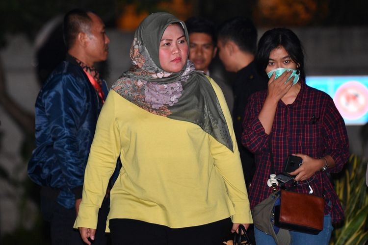 Tersangka selaku Bupati Bekasi Neneng Hasanah Yasin (kedua kiri) tiba di kantor KPK, Jakarta, Senin (15/10/2018). KPK menetapkan 9 orang tersangka yang diduga terkait kasus perizinan proyek pembanguan Meikarta di Kabupaten Bekasi yang diantaranya Bupati Bekasi Neneng Hasanah Yasin dan Direktur Operasional Lippo Group Billy Sindoro dengan barang bukti uang 90 ribu dolar Singapura dan Rp513 juta dengan total komitmen Rp13 miliar. ANTARA FOTO/Sigid Kurniawan/foc/18.