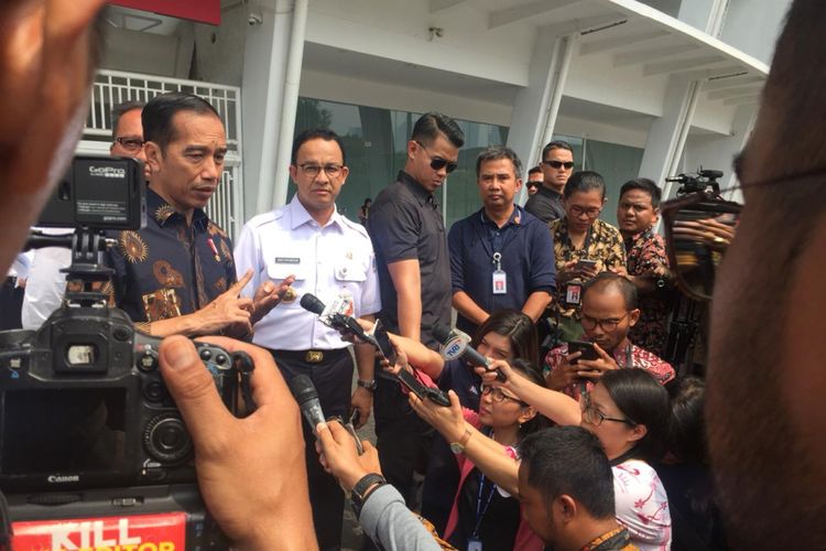 Presiden Joko Widodo meninjau kawasan Gelora Bung Karno (GBK), Jakarta, Selasa (16/10/2018). 