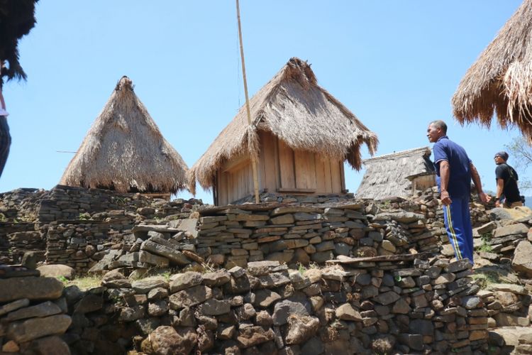 Beberapa rumah tinggal warga di Desa Adat Wologai, Ende, NTT, Minggu (14/10/2018).