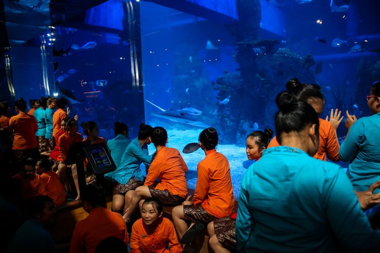 Pengunjung mengisi liburan dengan berkunjung ke Jakarta Aquarium di Neo SOHO Mall, Jakarta Barat, Selasa (16/10/2018). Menteri Kelautan dan Perikanan (KKP), Susi Pudjiastuti meresmikan Jakarta Aquarium yang memiliki konsep edutainment sekaligus dapat menjadi sebuah destinasi wisata baru bagi masyarakat.