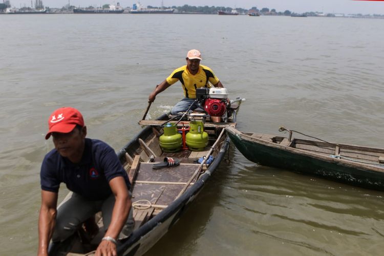 Para nelayan di sungai Musi Palembang, Sumatera Selatan mulai beralih menggunakan bahan bakar gas elpiji ukuran 3kilogram sebagai pengganti BBM, Rabu (17/10/2018).