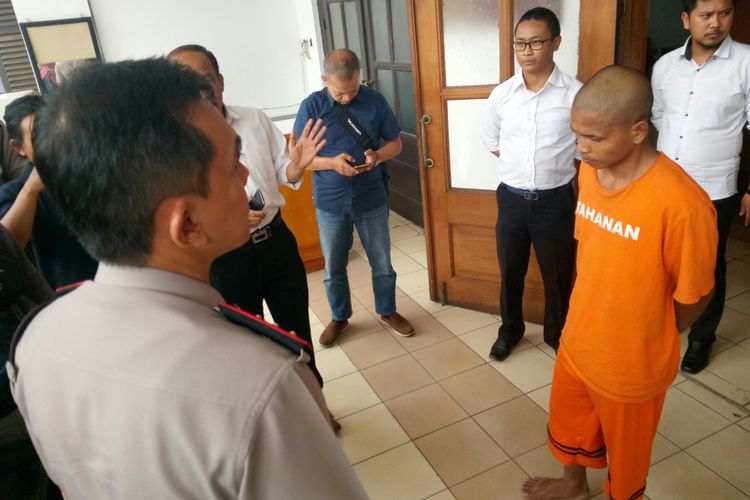 Kapolrestabes Bandung, Kombes Irman Sugema tengah bertanya motif kepada pelaku penculikan berinisial FZ (24) di Mapolrestabes Bandung, Kota Bandung, Rabu (17/10/2018). FZ nekat menculik salah satu anak untuk dipekerjakan sebagai pemulung.