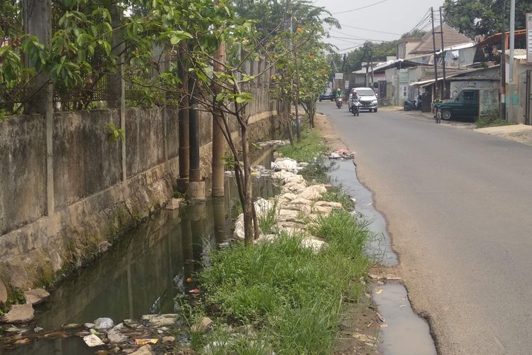 Kondisi saluran air di depan Pemakaman Kedaung di Jalan Muchtar Raya, Pesanggrahan, Jakarta Selatan, Rabu (17/10/2018).