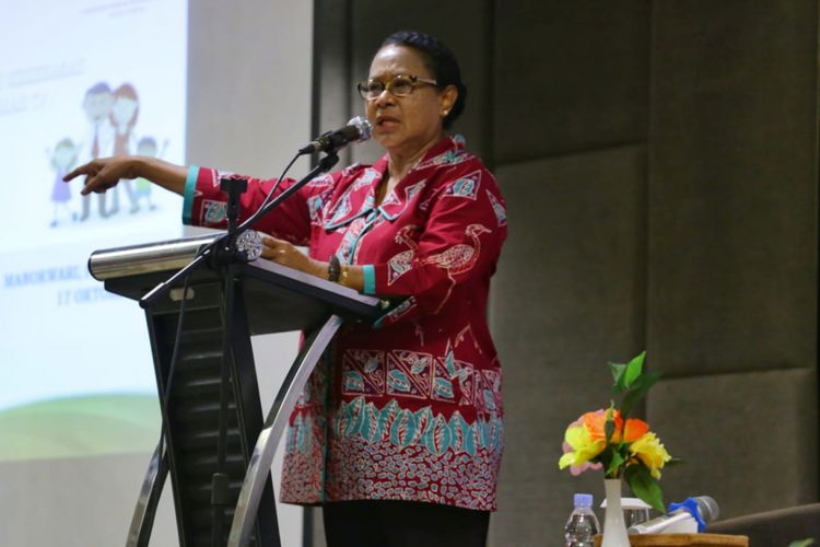 Menteri PPPA Yohana Yembise saat menghadiri sosialisasi pencegahan kekerasan dalam rumah tangga di Swissbel Hotel, Manokwari, Papua Barat, Rabu (17/10/2018).