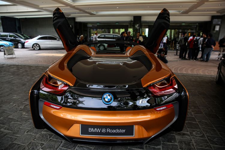Mobil sport BMW First-ever BMW i8 Roadster terlihat di Jakarta, Rabu (17/10/2018). 