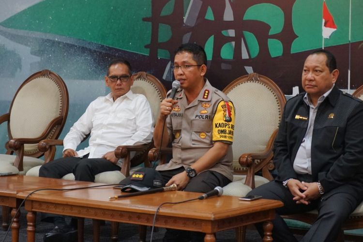 Kapolres Jakarta Pusat Kombes Roma Hutajulu saat memberikan keterangan terkait adanya lubang bekas peluru di ruang kerja anggota DPR, di Kompleks Parlemen, Senayan, Jakarta, Rabu (17/10/2018).