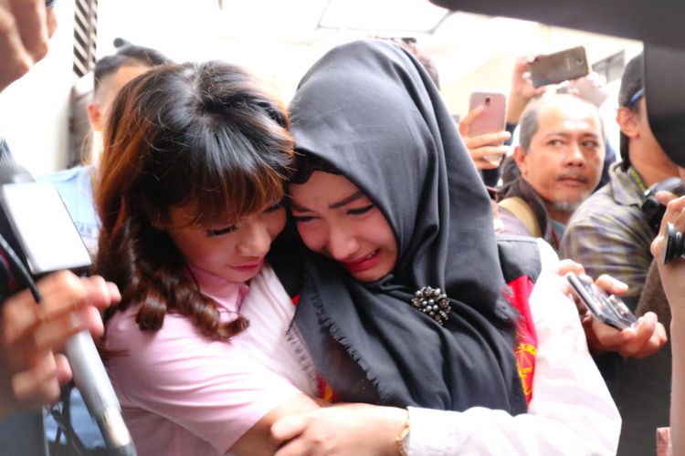Artis Roro Fitria menangis setelah mendengar putusan Majelis Hakim di Pengadilan Negeri Jakarta Selatan, Kamis (18/10/2018).