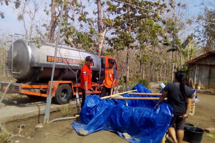 Tim BPBD Kabupaten Ponorogo mengisi tandon air buatan di Kecamatan Slahung yang mengalami krisis air bersih dalam empat bulan terakhir, Kamis (18/10/2018)