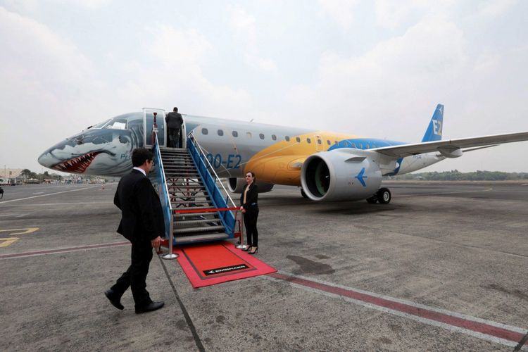 Pesawat penumpang kelas menengah berbadan ramping Embraer E190-E2 dipamerkan kepada khalayak terbatas di Bandara Halim Perdanakusumah, Jakarta Timur, Rabu (10/10/2018). Pesawat produksi industri penerbangan Embraer asal Brasil yang menggunakan sepasang mesin jet Pratt & Whitney tersebut mampu memuat 114 penumpang kelas ekonomi. Pesawat seharga 53,6 juta dollar tersebut tengah menjajaki potensi pasar maskapai nasional.