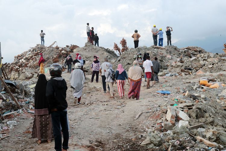 Sejumlah wanita memberanikan diri mengunjungi bekas rumah mereka di kawasan Perumnas Balaroa, mereka bertangisan di lumpukan lumpur yang mengering.