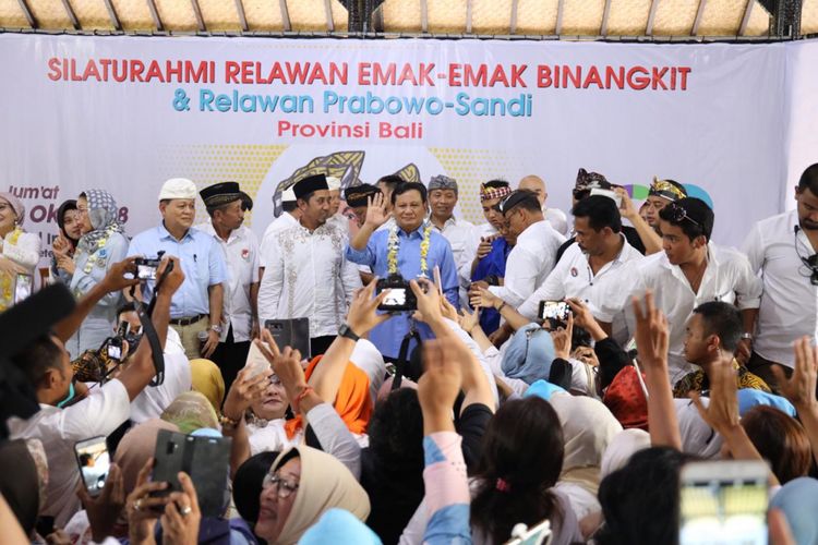 Calon presiden nomor urut 02 Prabowo Subianto menghadiri Deklarasi Emak-emak Binangkit relawan Prabowo-Sandi di Pendopo Inna Heritage Hotel Denpasar, Bali, Jumat (19/10/2018). 