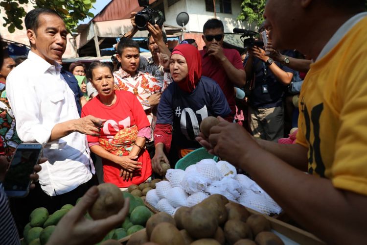 Presiden Joko Widodo berdialog dengan pedagang pasar Karangayu Semarang, Sabtu (20/10/2018)