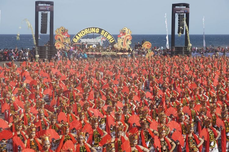 Sebanyak 1.173 penari Gandrung menari di Festival Gandrung Sewu yang di gelar di Pantai Boom Banyuwangi, Jawa Timur, Sabtu (20/10/2018)