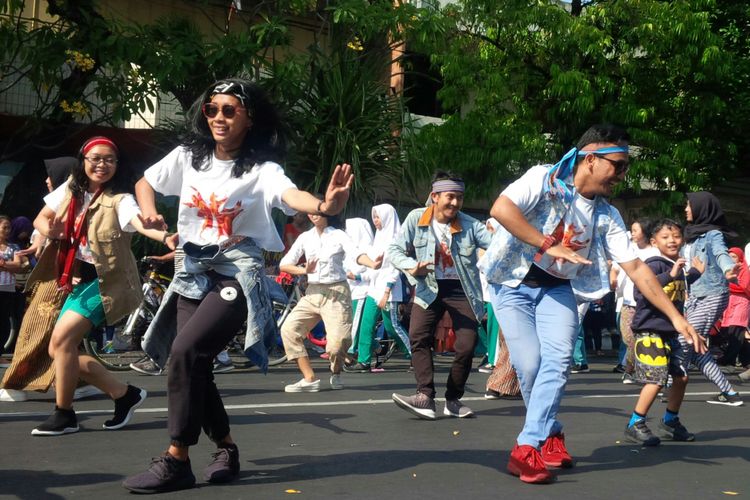 Para penari dan warga menari bersama dalam acara preevent Indonesia Menari di Kawasan Koridor Ngarsopuro, Solo, Jawa Tengah, Minggu (21/10/2018).