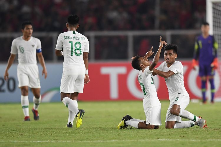 Pesepak bola Timnas Indonesia Todd Rivaldo Ferre (kedua kanan) melakukan selebrasi seusai menjebol gawang Qatar dalam penyisihan Grup A Piala Asia U-19 di Stadion Utama Gelora Bung Karno, Jakarta, Minggu (21/10/2018). Indonesia U-19 kalah 5-6 atas Qatar. 