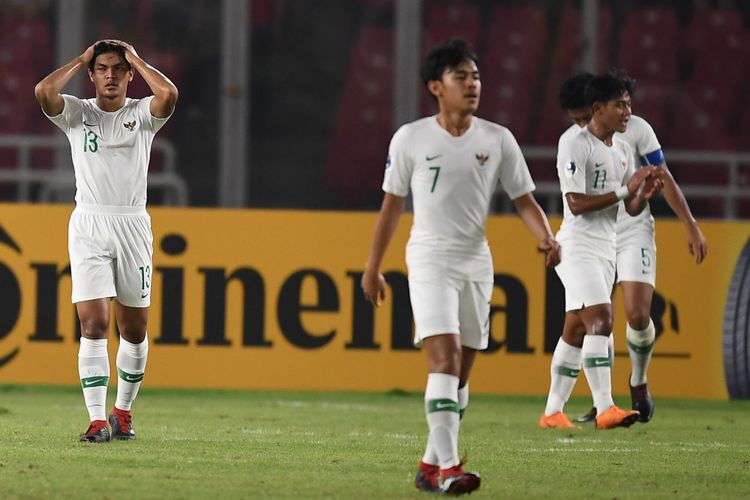 Ekspresi pemain Timnas Indonesia seusai gawang kebobolan dari Timnas Qatar dalam penyisihan Grup A Piala Asia U-19 di Stadion Utama Gelora Bung Karno, Jakarta, Minggu (21/10/2018). 