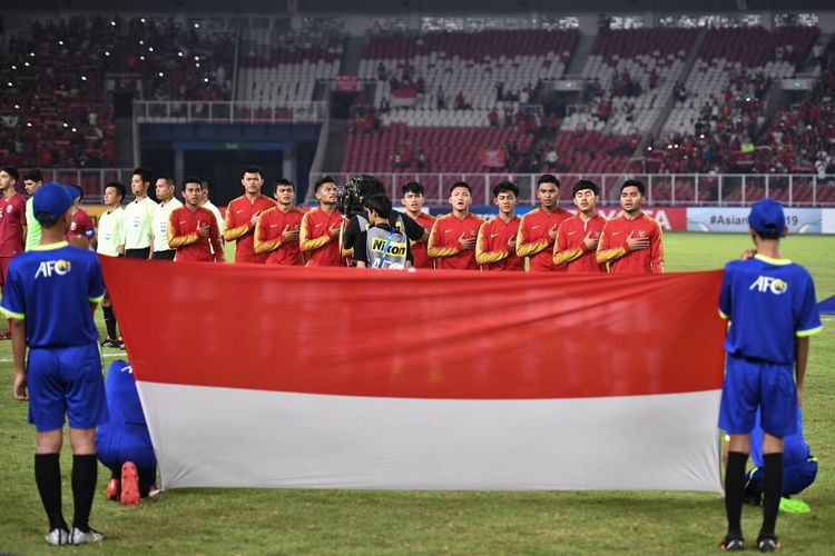 Para pemain Timnas U-19 Indonesia menyanyikan lagu kebangsaan jelang laga melawan Qatar dalam lanjutan Piala Asia U-19 2018 di Stadion Utama Gelora Bung Karno, 21 Oktober 2018.