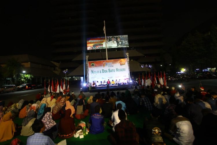 Ngaji dan doa untuk negeri saat menyambut tim Kirab Satu Negeri saat tiba di Kantor Gubernur Jawa Tengah di Semarang, Sabtu (20/10/2018) malam.