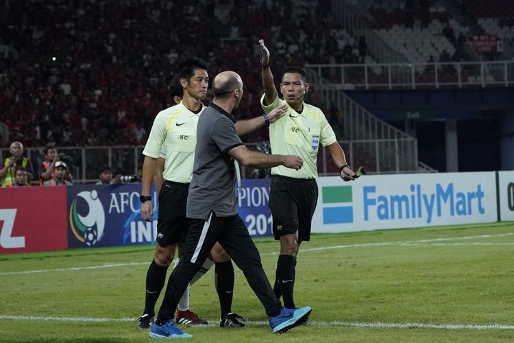 Pelatih Timnas U-19 Qatar, Bruno Miguel Pinheiro diusir wasit pada pengujung laga kontra Timnas U-19 Indonesia di Gelora Bung Karno, 21 Oktober 2018.
