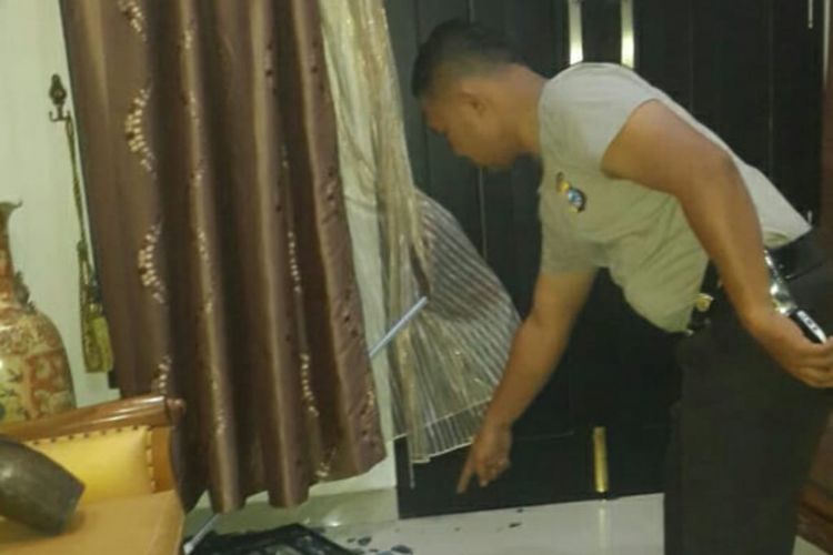 Petugas Polres Kuansing melakukan olah TKP perampokan rumah dengan merusak jendela serta teralis rumah korban.