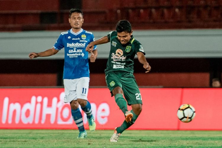 Fandi Eko Utomo menendang bola dari luar kotak penalti yang berujung gol ketiga bagi Persebaya saat menghadapi Persib Bandung di Stadion Kapten I Wayan Dipta, Gianyar, Bali, Sabtu (20/10/2018). Dalam laga itu, Persebaya berhasil mengalahkan Persib 4-1.
