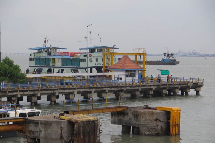 Rencana pembebasan biaya tol Suramadu membuat Pelabuhan Kamal tak jadi pilihan utama warga ketika menuju Surabaya.