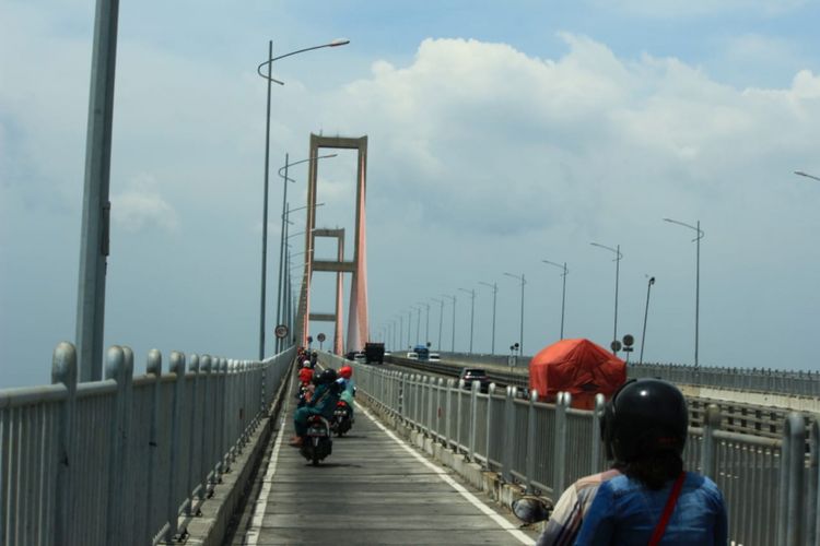 Sejumlah kendaraan melintas di Jembatan Suramadu sisi Madura, beberapa waktu lalu.