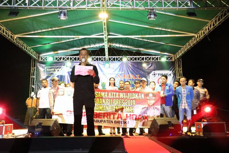 Deklarasi pemilu damai yang diikuti masyarakat nelayan di Lapangan Bina Satria Sungailiat.