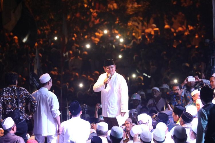 Calon presiden nomor urut 02 Prabowo Subianto menghadiri perayaaan Hari Santri Nasional sekaligus milad Front Santri Indonesia ke-1 yang digelar Front Pembela Islam (FPI) di lapangan Masjid Amaliyah, Ciawi, Bogor, Jawa Barat, Senin (22/10/2018) malam.