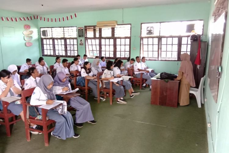 Aktivitas belajar mengajar di SMA Negeri 1 Timika, Selasa (23/10/2018).