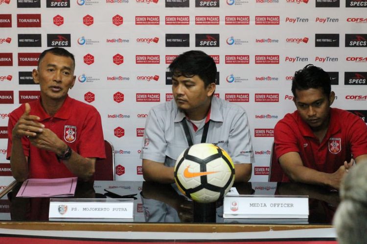 Pelatih Mojokerto Putra Jamal Yastro memberi keterangan pers