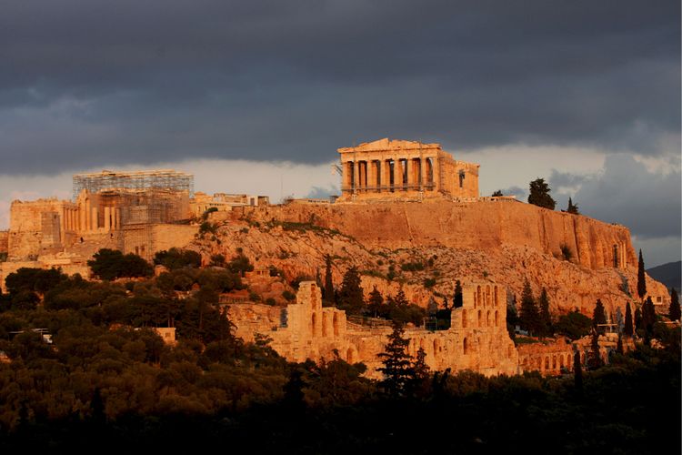 Suasana saat matahari terbenam terlihat di Parthenon, Bukit Acropolis, Athena, Yunani.