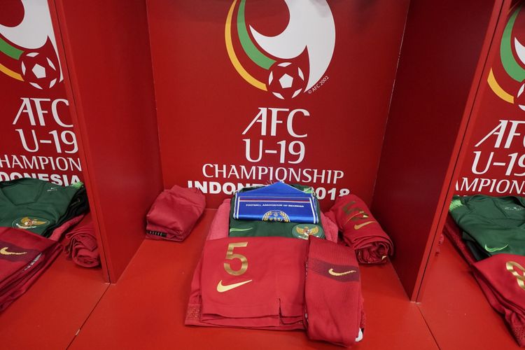 Kostum Timnas U-19 Indonesia di kamar ganti Stadion Utama Gelora Bung Karno jelang laga melawan Uni Emirat Arab, 24 Oktober 2018. 