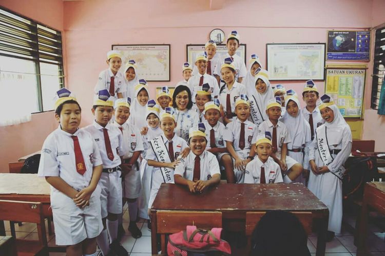 Menteri Keuangan, Sri Mulyani Indrawati berfoto bersama siswa-siswi SDN 07 Kenari, Jakarta, setelah mengajar di kelas.