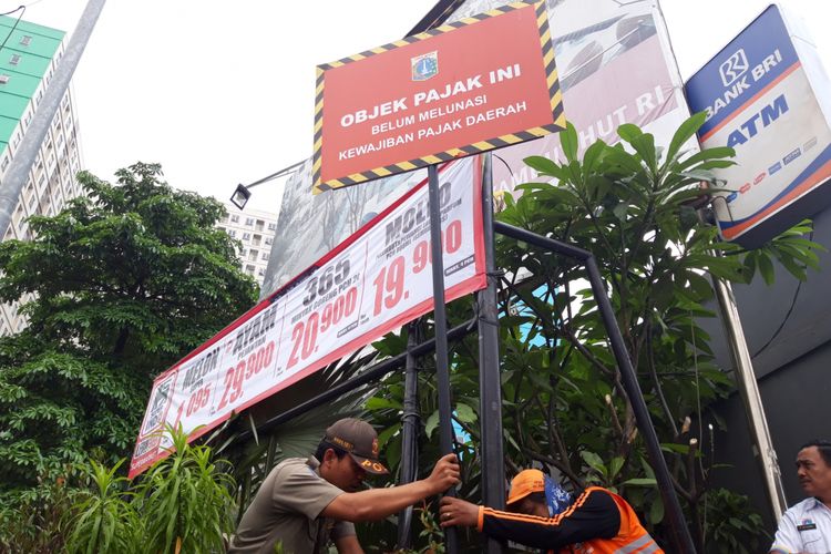 Pemasangan plang tunggakan pajak di Apartemen Titanium oleh Pemkot Jakarta Timur, Pasar Rebo, Rabu  (24/10/2018)