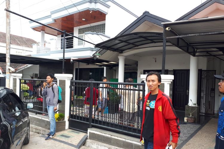 Kediaman Fransiskus Xaverius Ong (45)di Jalan Villa Kebun Sirih Blok A18 RT 05 RW 01 Kelurahan Bukit Sangkal Kecamatan Kalidoni Palembang, Sumatera Selatan, yang ditemukan tewas bersama istri serta kedua anaknya. Para korban ditemukan tewas dengan kondisi kepala ditembak.