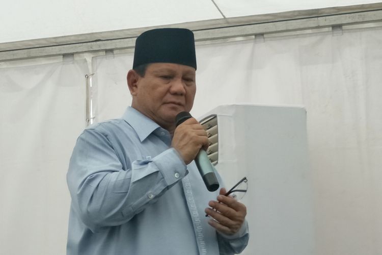 Ketua Umum Partai Gerindra Prabowo Subianto saat memberikan keterangan seusai menghadiri deklarasi Gerakan Emas atau Gerakan Emak-Emak dan Anak Minum Susu, di Stadion Klender, Jakarta Timur, Rabu (24/10/2018).