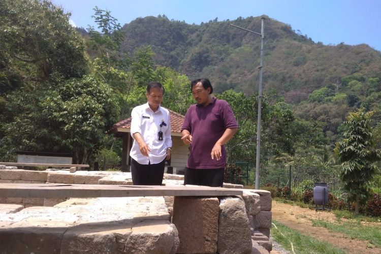 Tim BPCB Jateng dan Kepala Bappeda Kabupaten Magelang melakukan zonasi di Candi Selogriyo, Kecamatan Windusari, Kabupaten Magelang, Kamis (25/10/2018).