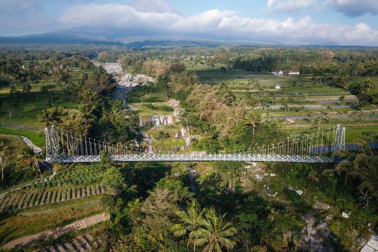 Jembatan Gantung Krinjing berada di Desa Babadan, Kabupaten Magelang, Jawa Tengah. Jembatan Gantung Krinjing memiliki panjang 90 meter dan menghubungkan Dusun Jombong di Desa Paten dengan Dusun Gandelan di Desa Krinjing yang dipisahkan Sungai Kepil.


