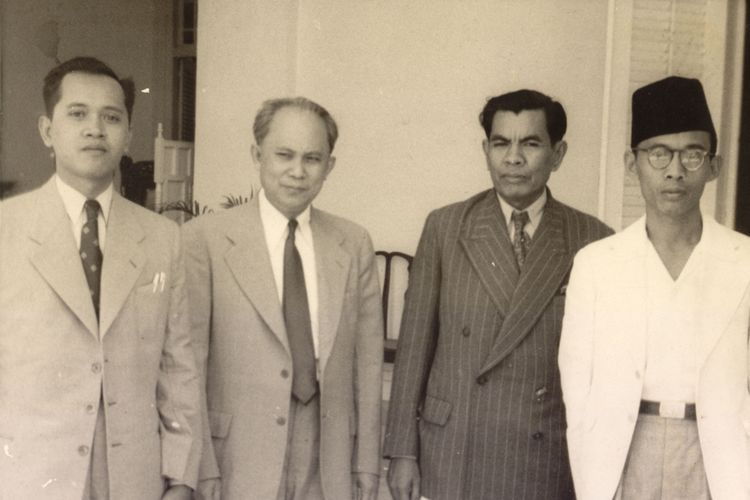 Dari kiri : mr. Sujono Hadinoto, LN Palar, mr. M. Yamin dan mr. Joesoef Wibisono.