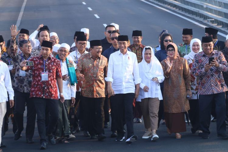 Presiden Jokowi resmi membebaskan biaya tol Jembatan Suramadu pada Sabtu (27/10/2018) sore. Ke depan, Presiden RI ke-7 ini berharap pertumbuhan ekonomi di Madura akan semakin baik.