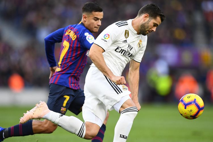 Nacho Fernandez dibayang-bayangi Philippe Coutinho pada laga Barcelona vs Real Madrid dalam pertandingan bertajuk El Clasico di Stadion Camp Nou, 28 Oktober 2018. 