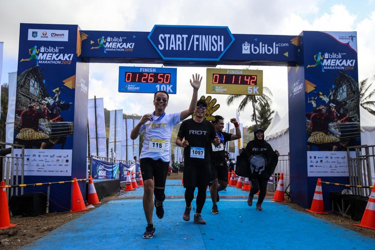 Peserta mengikuti Mekaki Marathon 2018 di Pantai Teluk Mekaki, Sekotong Barat, Kecamatan Sekotong, Lombok Barat, Nusa Tenggara Barat (NTB), Minggu (28/10/2018). Sedikitnya 1.500 peserta mengikuti lomba lari Mekaki Marathon 2018, 1.000 untuk kategori 5K dan 500 peserta untuk 10K.