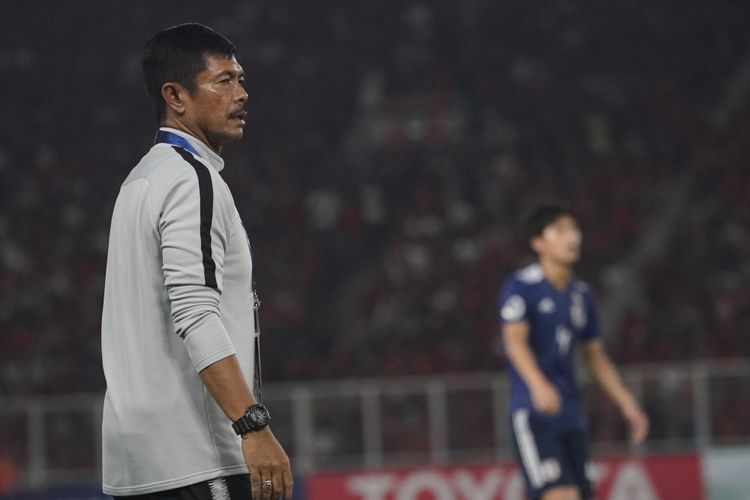 Pelatih Timnas U-19 Indonesia, Indra Sjafri, melihat permainan anak asuhnya melawan Jepang pada pertandingan perempat final Piala Asia U-19 2018 di Stadion Utama Gelora Bung Karno, 28 Oktober 2018. 