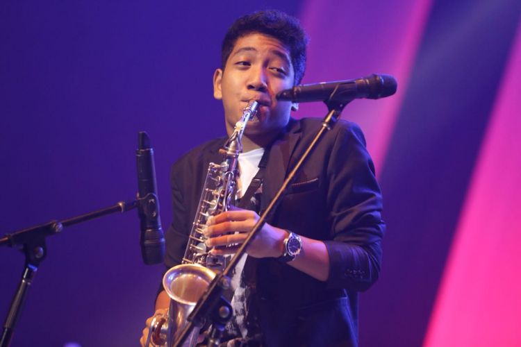 Rafi Sudirman tampil di konser Dunia di Batas Senja di Nusa Indah Theatre, Balai Kartini, Jakarta, Mingu (28/10/2018).